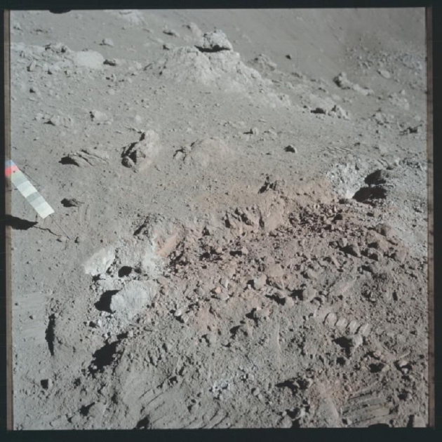 与月球表面的其它部分相比，右下角的橙色土壤十分显眼。也许是因为参加阿波罗17号任务的宇航员中有一名地质科学家，他敏锐地捕捉到了这一奇特现象。我们从中了解到了许多与月球起源和组成相关的信息。