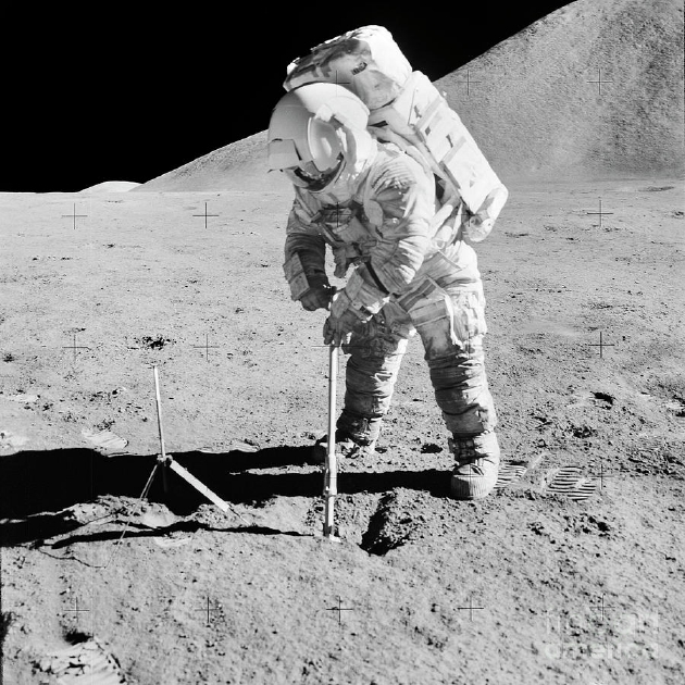 阿波罗宇航员采集月壤图