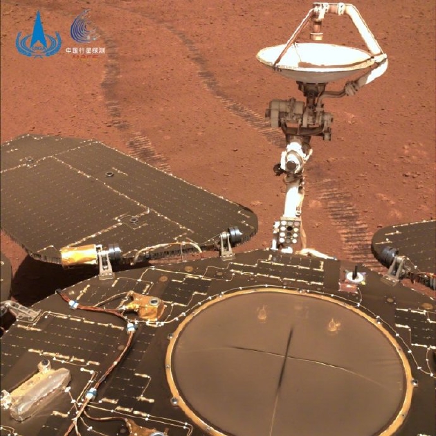 图2拍摄于2022年1月22日（着陆后第247火星日），火星车表面存在明显的沙尘覆盖。相比刚刚着陆时拍的照片，可以看出火星车表面已积累了一层薄薄的沙尘。