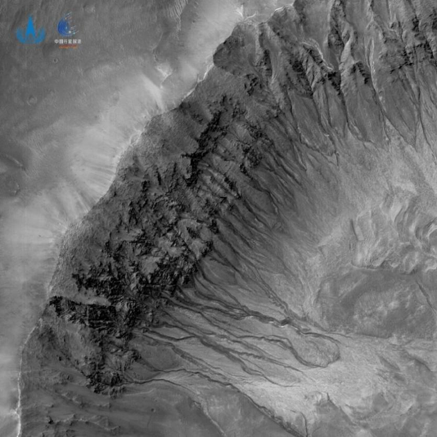 △高分辨率相机拍摄的火星特里奥莱环形坑（Triolet）坑壁的“季节性斜坡纹”