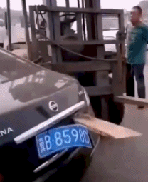 一招贯穿-搞笑gif动态图片-izike