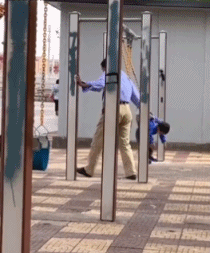 就不要坐着玩秋千gif搞笑图片