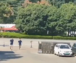 跨了个寂寞(头条)gif搞笑图片