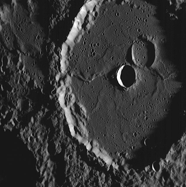 美国水手10号拍摄的水星上的马肖火山口，其直径大约100千米，以中世纪的法国诗人和作曲家Machaut命名