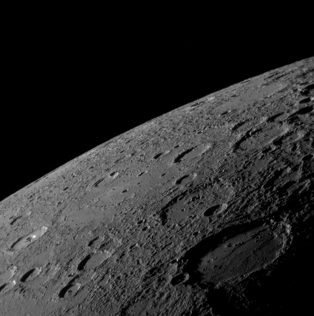 信使号在接近到离水星时所拍摄的水星边缘。在这个炽热的不毛之地，能见到许多陨石坑，与月球相比，多数大小相同的陨石坑看起来似乎更浅一些。水星上相对较强的重力有助于将表面上较高的地形变得平坦