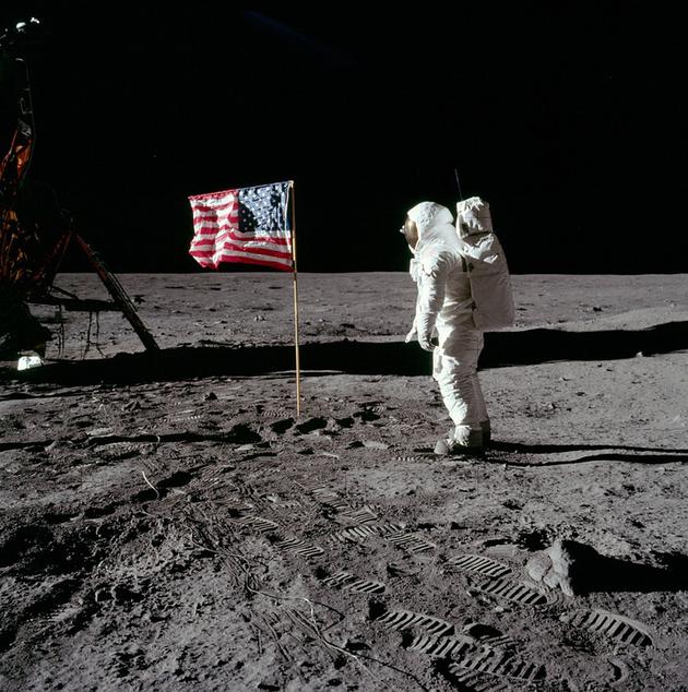 宇航员巴兹·奥尔德林行走在月球表面