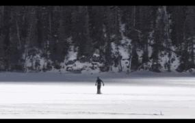 雪地滑雪画画的艺术家-搞笑gif动态图片-izike