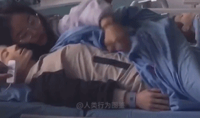 单身女性恩爱的对男性玩偶-帅哥动态图片-gif动态图-izike