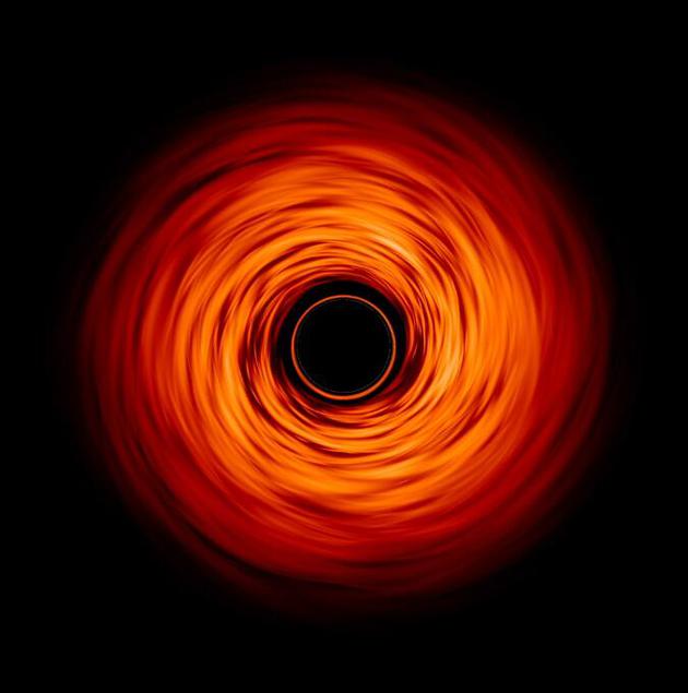 在对黑洞的一个模拟中，强大的引力扭曲了它周围高温发光的气体吸积盘