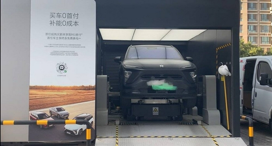 福婷开着ES6在换电