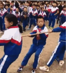 拔河比赛男人无奈表情-帅哥动态图片-gif动态图-izike