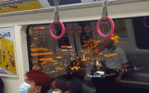 从地铁向外望去的洪崖洞gif搞笑图片