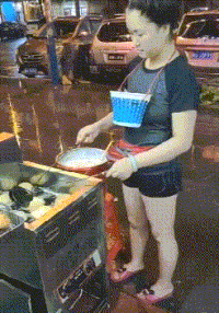 看剧干活两不误-搞笑gif动态图片-izike