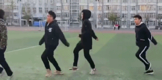 欢乐体育课男孩跑步动作-帅哥动态图片-gif动态图-izike