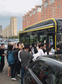 挤公交跟记者见面会似的-搞笑gif动态图片-izike