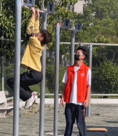 表演一个鲤鱼打挺gif搞笑图片