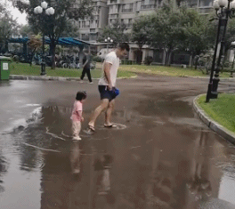 咋总是我吃脏水？gif搞笑图片