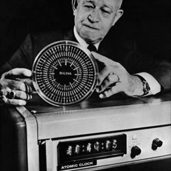 奧馬爾·布拉德利將軍（1893—1981）是美軍二戰(zhàn)期間的主要指揮官，他正在展示一臺由他的公司生產(chǎn)的石英鐘，下方是一臺原子鐘