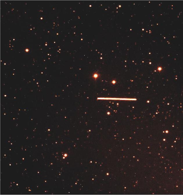 图为美国海军天文台的巡天项目留下的感光底片。它们的年代比航空时代还要早。由于曝光时间长，小行星会在底片上留下一道较长的星轨，而不是一个简单的光点。