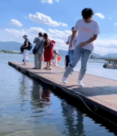 蜻蜓点水 该把水吓坏了-搞笑gif动态图片-izike