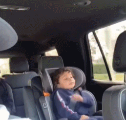 小女孩坐车听到自己喜欢的歌摇摆-美女动态图片-gif动态图-izike