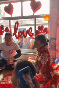 农村老年人看新婚夫妻-搞笑gif动态图片-izike