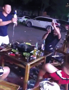 一晃荡就下去一半了-搞笑gif动态图片-izike