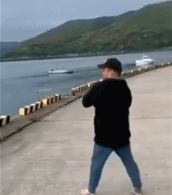 扔鱼钩把自己也扔走了-搞笑gif动态图片-izike