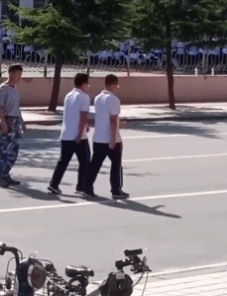 好像哪不对劲gif搞笑图片