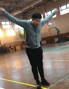 脑袋瓜子，是不是有点嗡嗡嗡的响啊-搞笑gif动态图片-izike