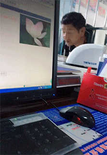 请问你还能钻出去不？-搞笑gif动态图片-izike