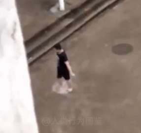一起在雨中摇摆-搞笑gif动态图片-izike