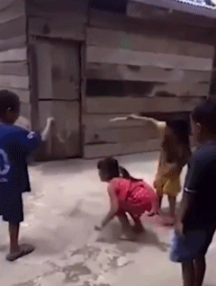 硬核童年！越南三个小孩用死蛇当跳绳玩耍-搞笑gif动态图片 - izike-izike