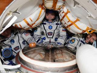 图为国际空间站“远征25号任务”（Expedition）的队员们坐在联盟号“下降模块”中，准备返回地球。