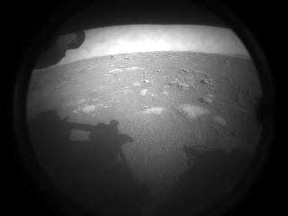 毅力号从火星发回的首张照片