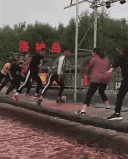 这样玩才得劲儿-搞笑gif动态图片 - izike-izike