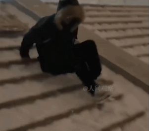 直接省得下楼梯了gif搞笑图片