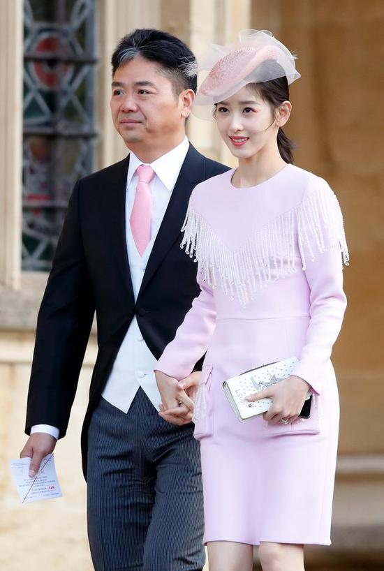 刘强东和章泽天出席英国公主婚礼