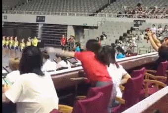 学生台上表演，老师真的是操碎了心-搞笑gif动态图片-izike