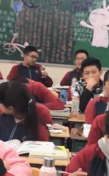 果然，坐最后一排的都不简单-搞笑gif动态图片-izike