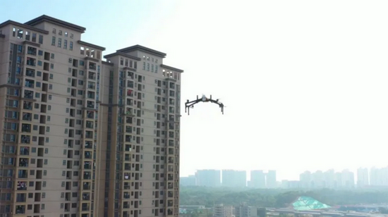 美团无人机在城市中作业