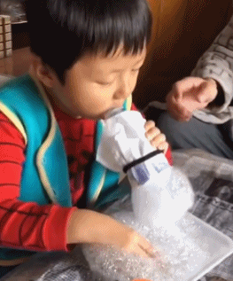 宝贝这可不兴喝啊gif搞笑图片