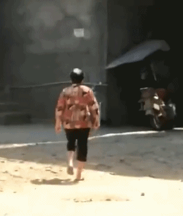 奶奶手里拿的是沉甸甸的爱-搞笑gif动态图片-izike