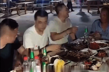 友谊的小凳说翻就翻-搞笑gif动态图片-izike