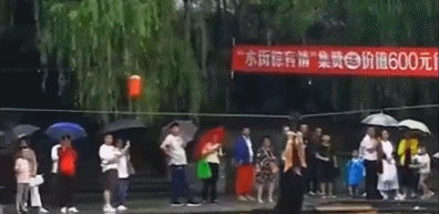 离幸福只有一步之遥-搞笑gif动态图片-izike