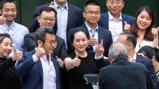 孟晚舟5月23日與包括華為副總裁彭博在內的多名支持者在法院前豎起大拇指合照