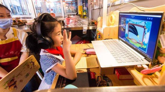 []密集转身、烧钱厮杀 K12赛道上演在线大班课“百团战”2020-07-27 10:54:240阅