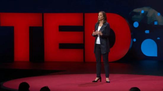 2019年纳斯达克首席执行官阿迪纳·弗里德曼发表TED演讲。在弗里德曼的领导下，纳斯达克开始加快转型速度，将公司策略重点转向金融技术销售业务。图片来源：TED大会