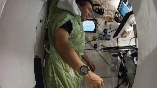 图中是第38探险队工程师Koichi Wakata，他在国际空间站的睡眠舱中入睡，他钻入固定在舱壁的睡袋。
