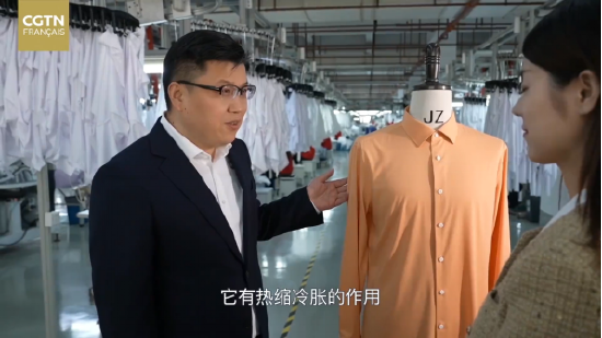 图4：厂长介绍带有“黑科技”的“0感舒适衬衫”